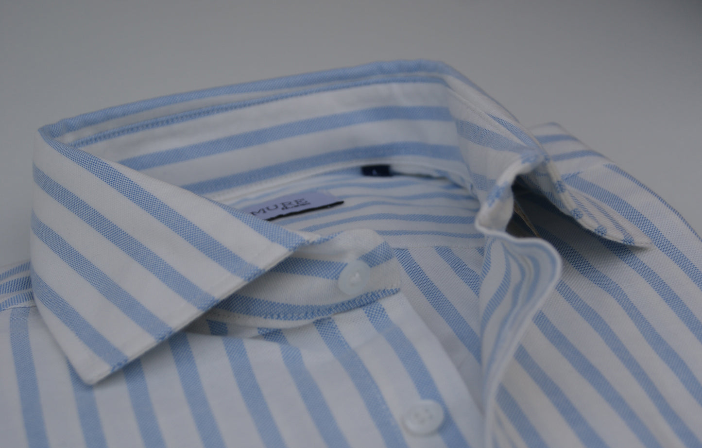 CAMISA OXFORD RAYAS CELESTE, CUELLO SEMI CUTEWAY