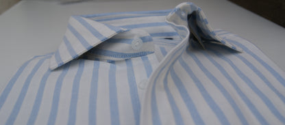 CAMISA OXFORD RAYAS CELESTE, CUELLO SEMI CUTEWAY