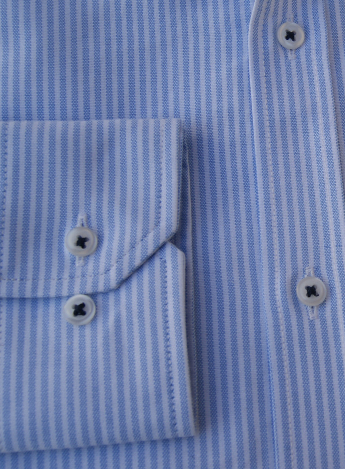 CAMISA OXFORD RAYAS CELESTE, CUELLO BOTONES