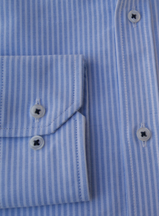 CAMISA OXFORD RAYAS CELESTE, CUELLO BOTONES