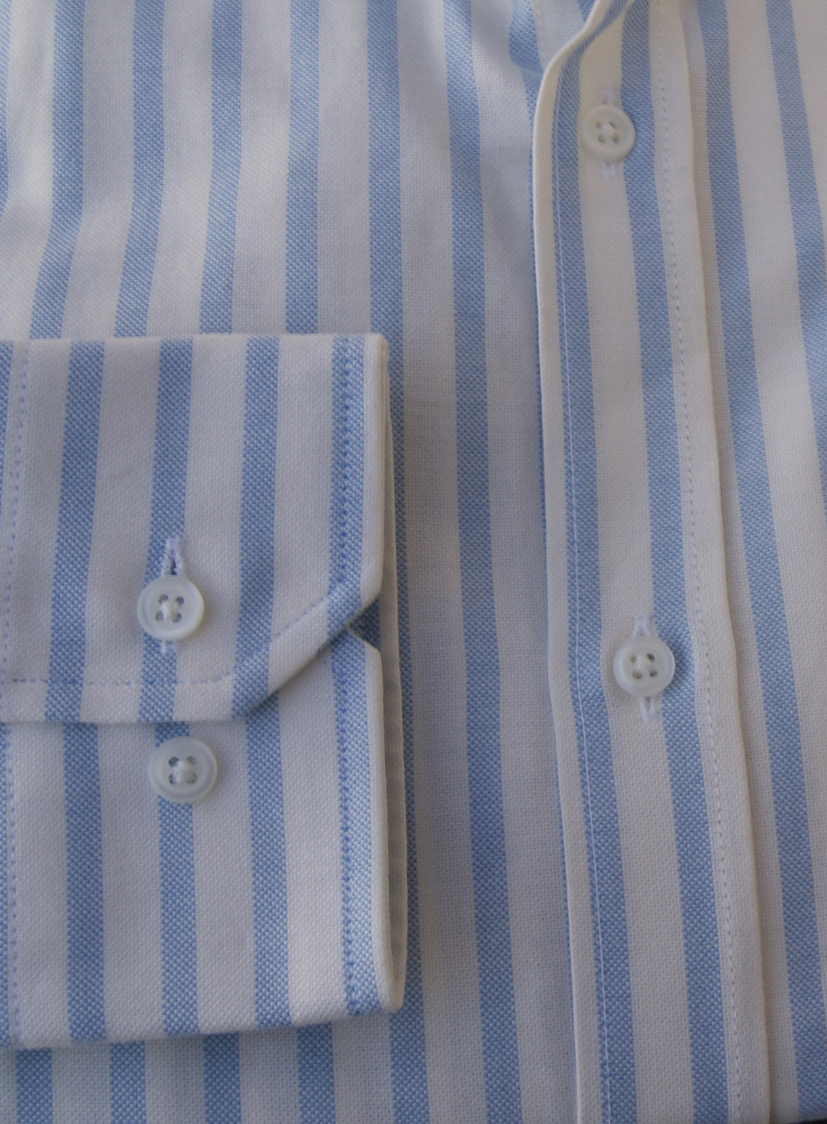 CAMISA OXFORD RAYAS CELESTE, CUELLO SEMI CUTEWAY