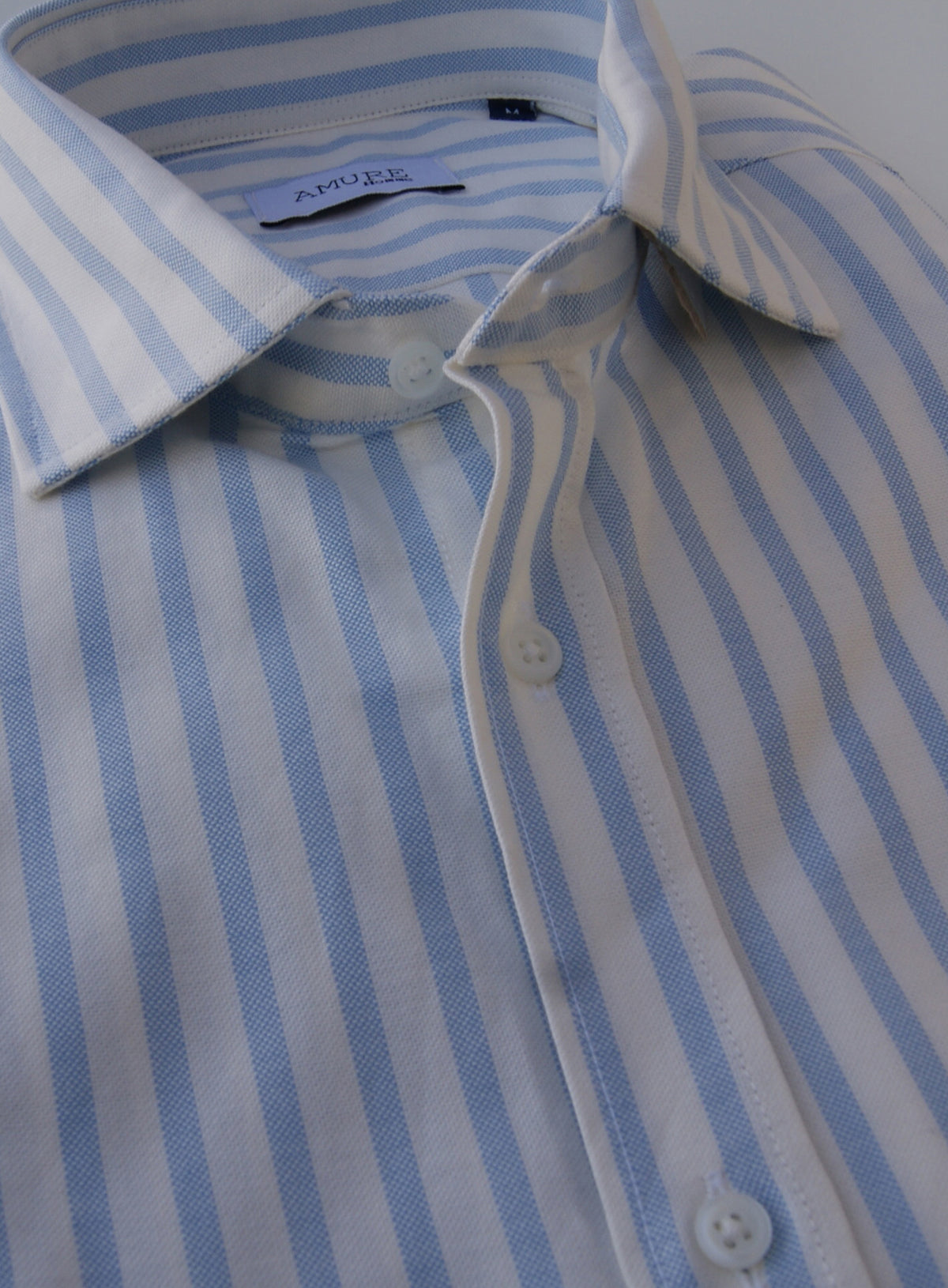 CAMISA OXFORD RAYAS CELESTE, CUELLO SEMI CUTEWAY