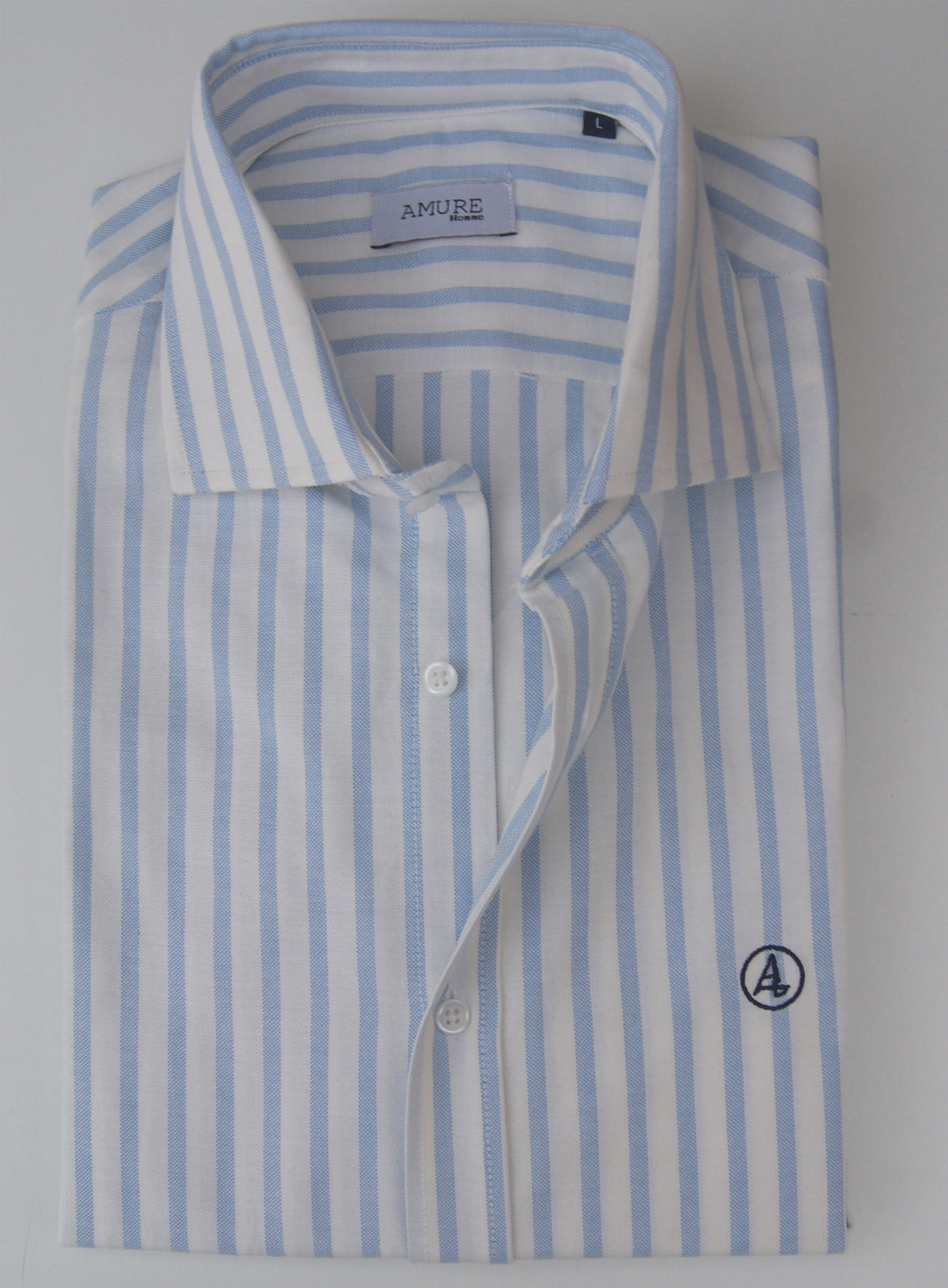 CAMISA OXFORD RAYAS CELESTE, CUELLO SEMI CUTEWAY
