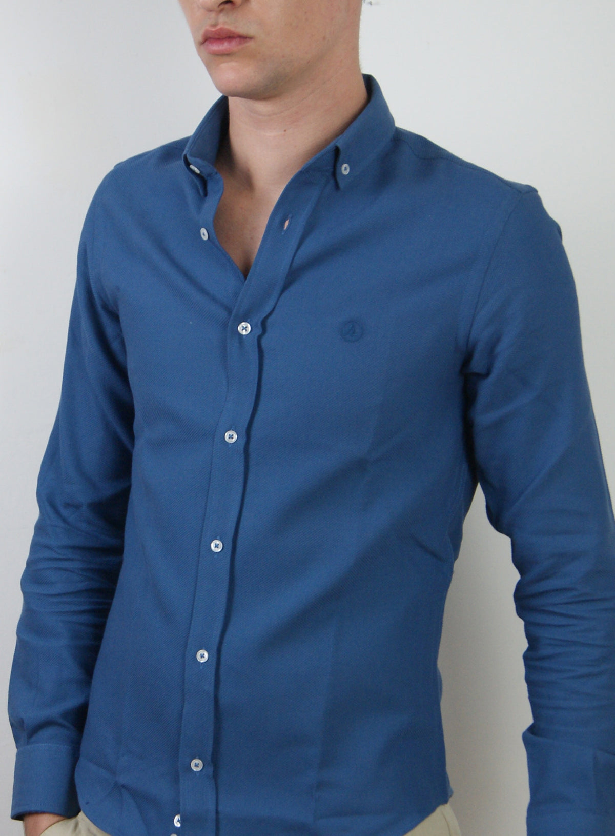 CAMISA CUELLO BOTONES, AZUL "NUIT"