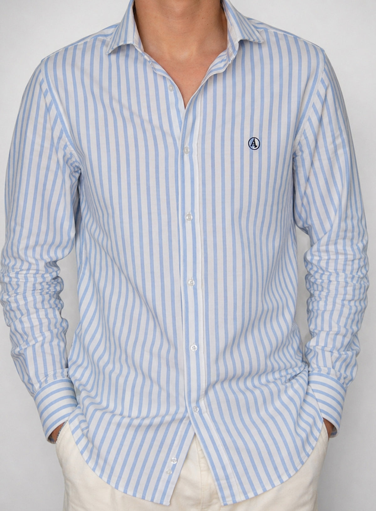 CAMISA OXFORD RAYAS CELESTE, CUELLO SEMI CUTEWAY