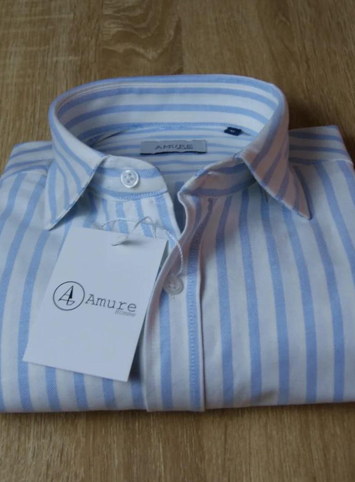 CAMISA OXFORD RAYAS CELESTE, CUELLO SEMI CUTEWAY