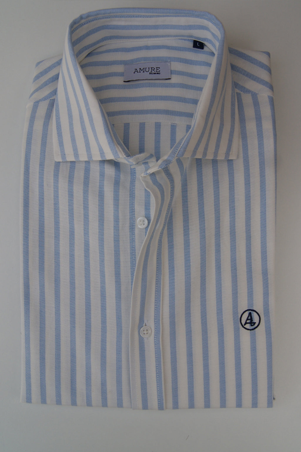 CAMISA OXFORD RAYAS CELESTE, CUELLO SEMI CUTEWAY